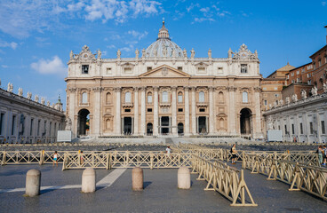 Obraz premium Tourists walking on Saint Peter square in Vatican