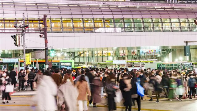 夜の渋谷駅銀座線の前を行き交う人混みと車のタイムラプス