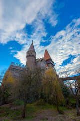 Obraz premium The Corvin or Hunyadi castle (Castelul Corvinilor or Huniazilor) is a Gothic-Renaissance castle with wooden bridge in Transylvania, Romania, one of the largest in Europe. Traveling concept background