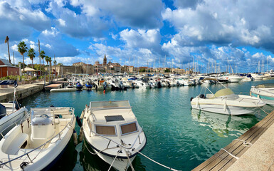 Obraz premium Hafen von Alghero im Sommer 