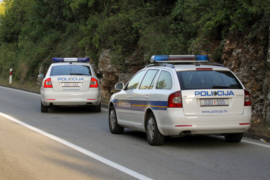 Radiowóz policji chorwackiej podczas obsługi wypadku na drodze. 