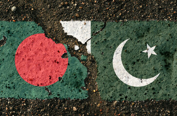 On the pavement there are images of the flags of Bangladesh and Pakistan, as a confrontation...