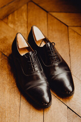 Chaussures à lacets en cuir noir pour homme