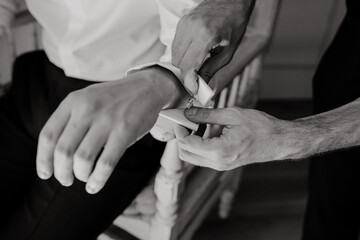 Fototapeta premium futur marié se préparant avec son témoin