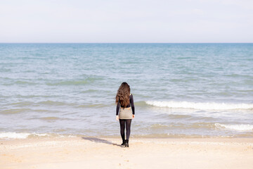 Mujer sola frente al mar