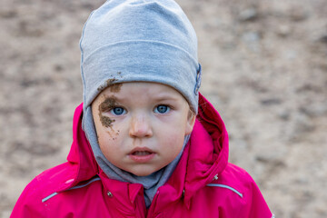 The little girl fell into the dirt