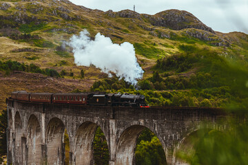 Dampflokomotive auf dem Glenfinnan Viaduct in Schottland, Harry Potter Filmkulisse