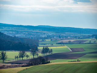 Naklejka premium Hügelige Agrarlandschaft im Winter