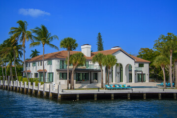 Fototapeta na wymiar Architecture along the canals of Fort Lauderdale in Florida, USA