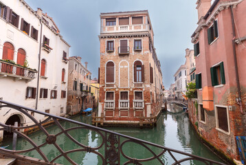 Fototapeta na wymiar Venice. Old colorful houses over the canal in the early morning.