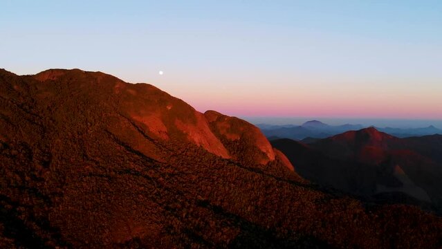 Amanhecer no Pico do Caled&ocirc;nia