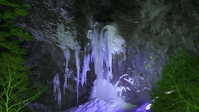凍った平湯大滝（氷柱）のライトアップ　平湯大滝結氷まつり