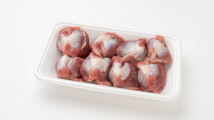 鶏肉・白いトレーと生の砂肝(砂ずり)