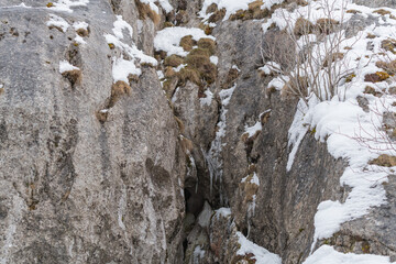 Fototapeta na wymiar rocas con musgo y nieve