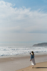 Donna fotografa l'oceano con un cellulare
