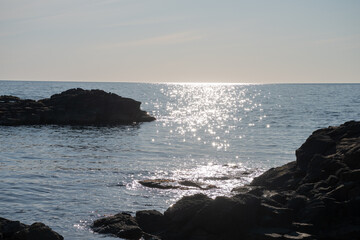 太陽を反射して輝く海
