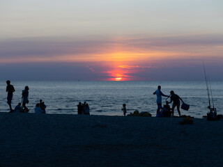 Fototapeta na wymiar Family Sunset at the Beach