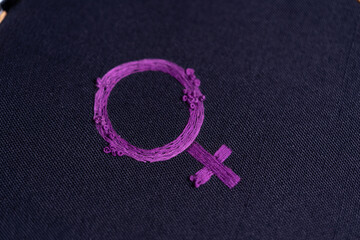 tela estirada con bordado de símbolo de la mujer en rosa