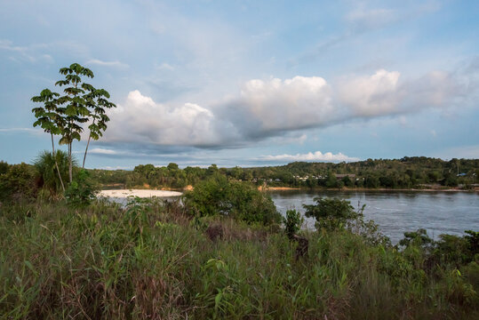 Amazonas See mit Insel unter wolkigem Himmel