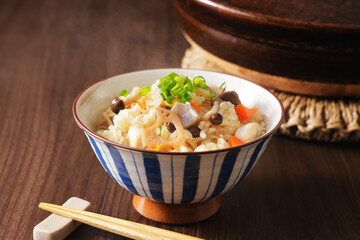 茶碗に盛り付けた五目炊き込みごはん