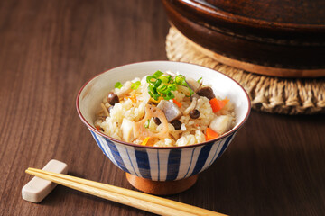 茶碗に盛り付けた五目炊き込みごはん