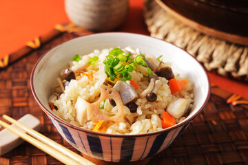 茶碗に盛り付けた五目炊き込みごはん