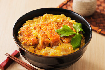 三つ葉を添えた豚ロースかつ丼