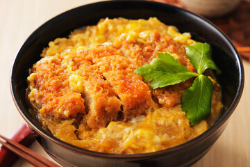 三つ葉を添えた豚ロースかつ丼