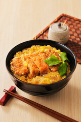 三つ葉を添えた豚ロースかつ丼