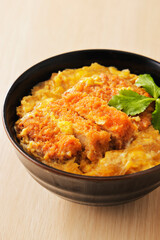 三つ葉を添えた豚ロースかつ丼