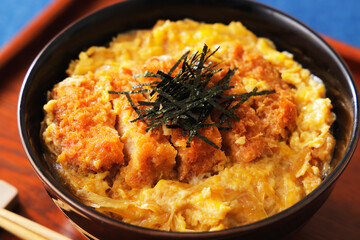 きざみ海苔を乗せた豚ロースかつ丼