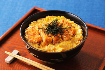 きざみ海苔を乗せた豚ロースかつ丼