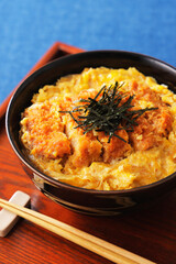 きざみ海苔を乗せた豚ロースかつ丼