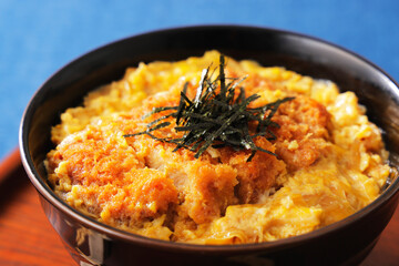 きざみ海苔を乗せた豚ロースかつ丼