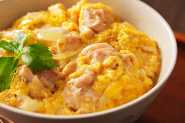 三つ葉を添えたふわとろ親子丼