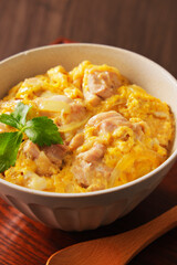 三つ葉を添えたふわとろ親子丼