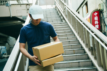 ダンボールを持った配達員