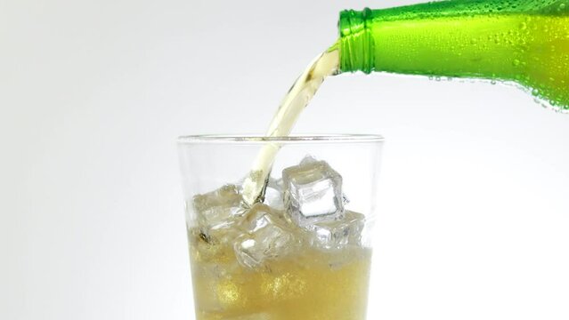 Cerveza fr&iacute;a en un vaso con hielo