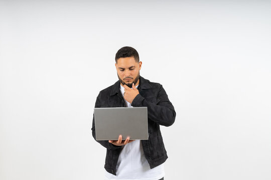 Joven viendo laptop pensando