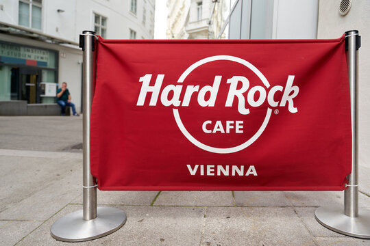 Eine der weltweiten Filialen des Hard Rock Cafe in der Innenstadt von Wien in &Ouml;sterreich