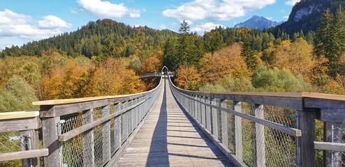 Hängebrücke aus Holz vor der Überquerung