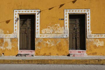 Típicas fachadas en el colorido pueblo de Izamal México