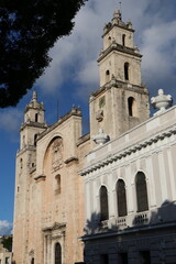 Fototapeta na wymiar Hermosa Catedral de San Ildefonso en Mérida Yucatán 