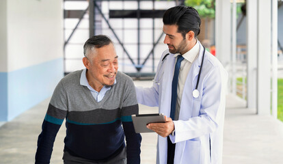 Obraz premium Doctor and patient in medical discussion on digital tablet