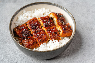 Unagi donburi It consists of a donburi type large bowl filled with steamed white rice, and topped with fillets of eel (unagi) grilled in a style known as kabayaki, similar to teriyaki.