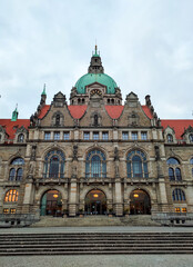 Das Rathaus in Hannover (Mittelteil mit Turmkuppel), von der Seeseite aus gesehen