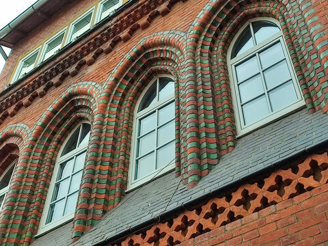 Detail der Fassade des historischen Turn-Klubb in Hannover, schmuckvoll ausgestaltet mit roten und grünen Klinker-Ziegel