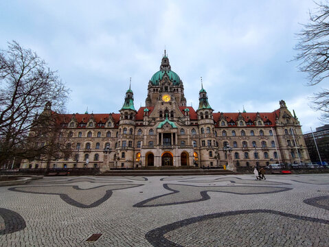 Fassaden-Front des Rathauses mit Kuppel in Hannover in Niedersachsen