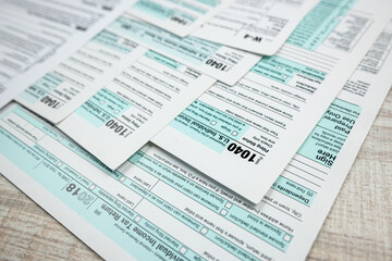 Naklejka premium closeup of 1040 US personal income tax form on desk