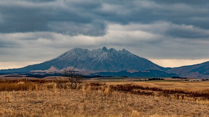 雪を頂く阿蘇山